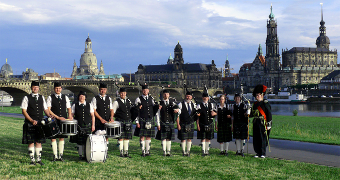 Die schottische Dudelsack-Band Dresden Pipes & Drums am Elbufer Dresden vor der Frauenkirche im Juni 2011